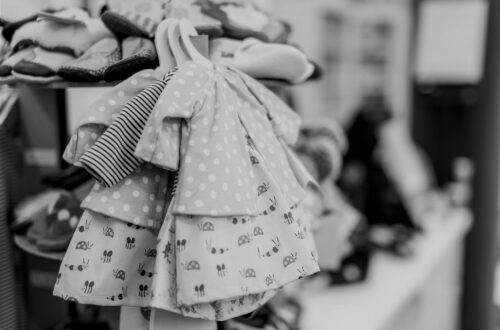 Die richtige Kleidergröße für Babys